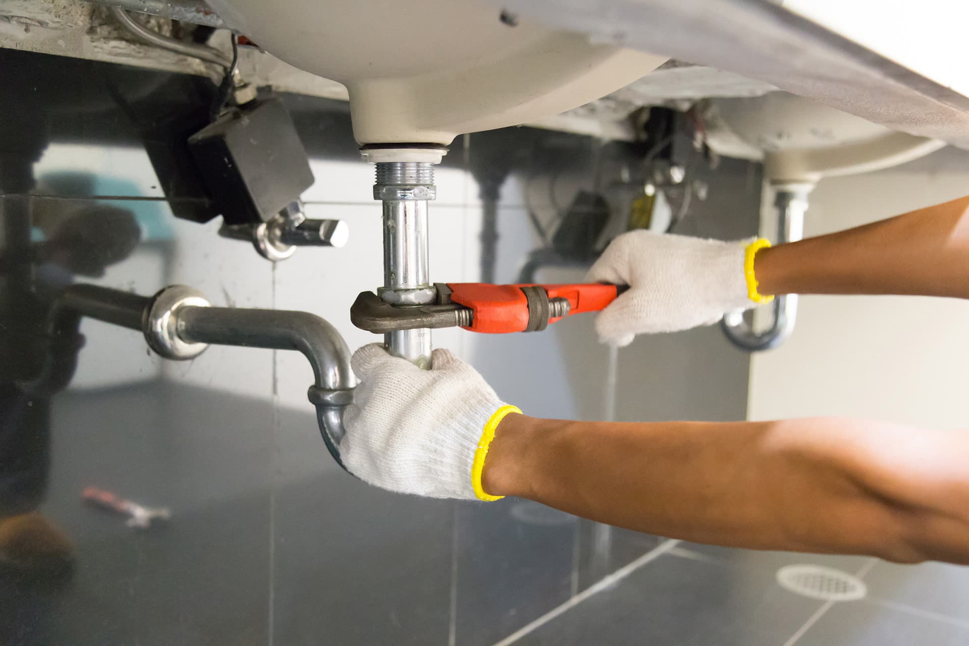 ¿Necesitas un electricista o fontanero? ¡Contacta ahora!